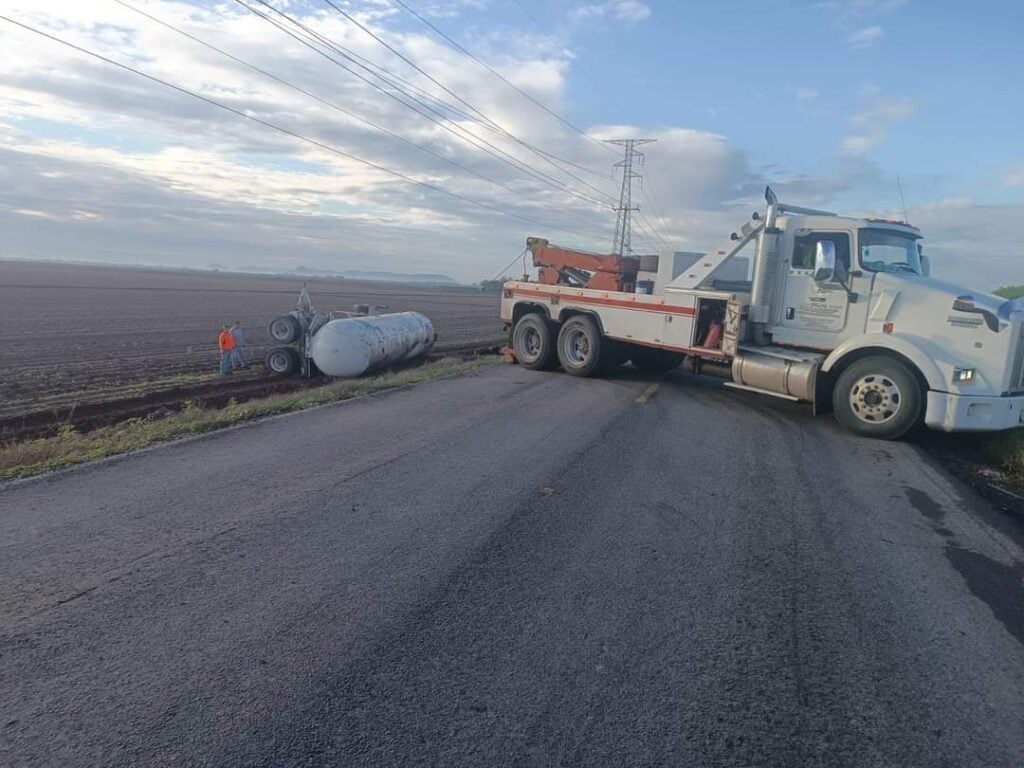 Volcadura de pipa cargada de amoniaco en Ahome