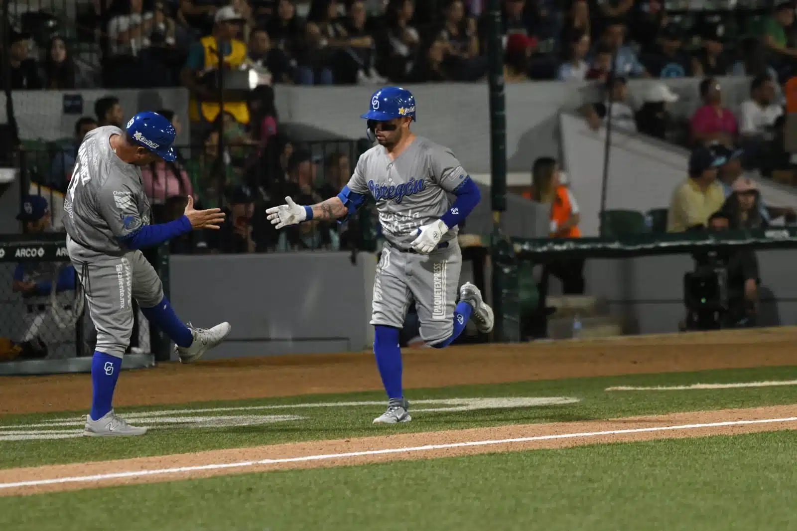 Juan Carlos Gamboa conectó su primer cuadrangular de la temporada y lo hace con un hombre en los senderos