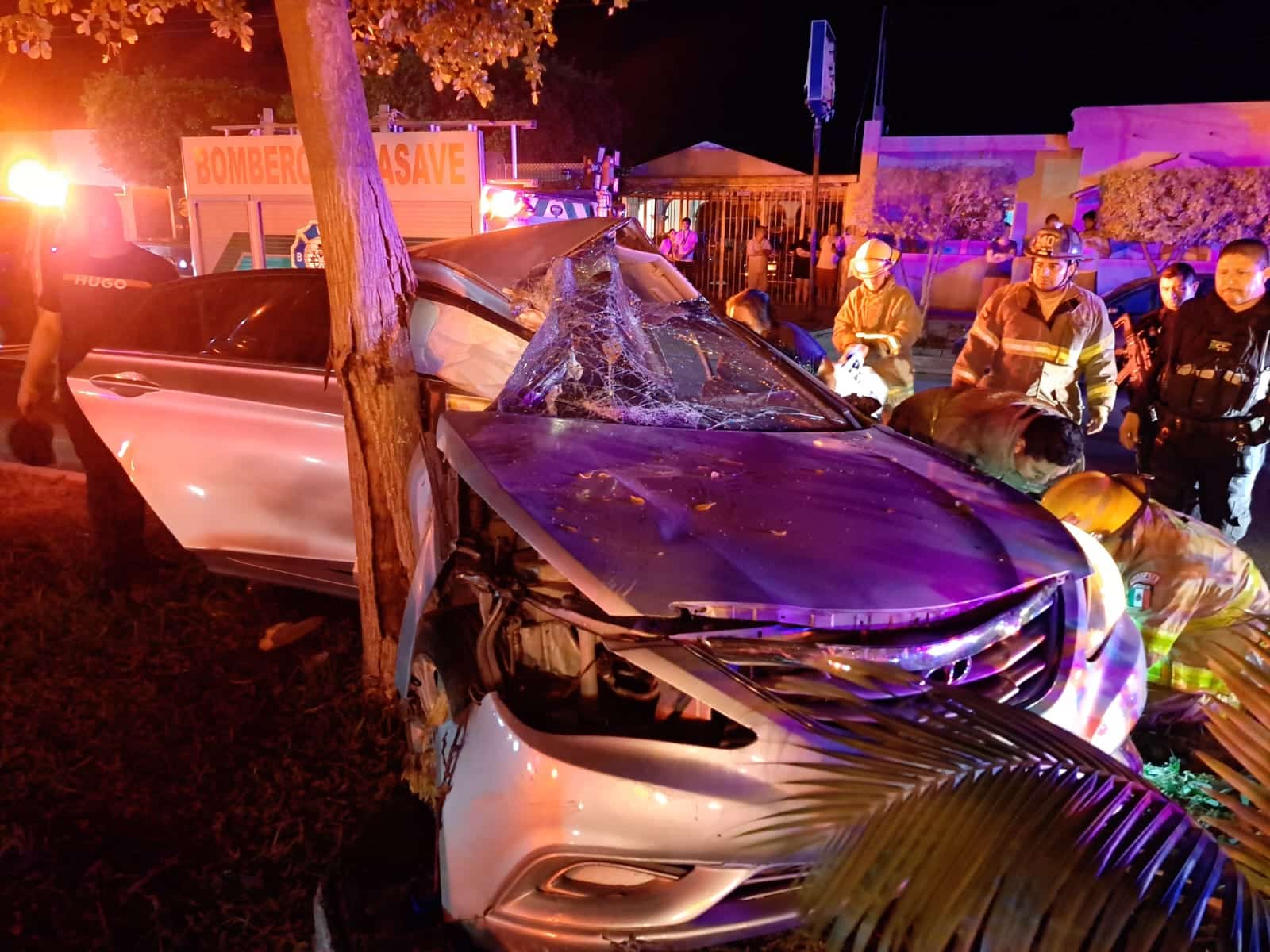 ¡Viven para contarla! Aylin y Berenice sufren aparatoso choque en Guasave; una quedó prensada