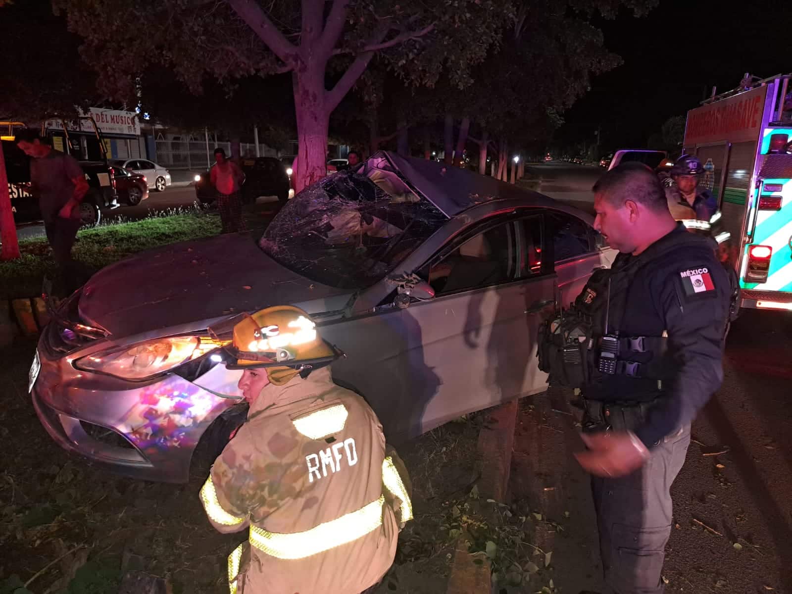 ¡Viven para contarla! Aylin y Berenice sufren aparatoso choque en Guasave; una quedó prensada