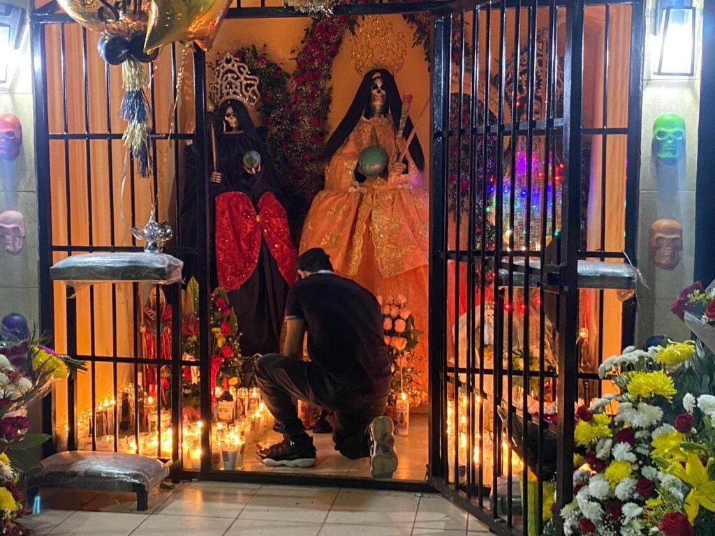 Honran a la Santa Muerte: “Es buena, como cualquier santo”, fieles velan a ‘La Santita’ en Los Mochis