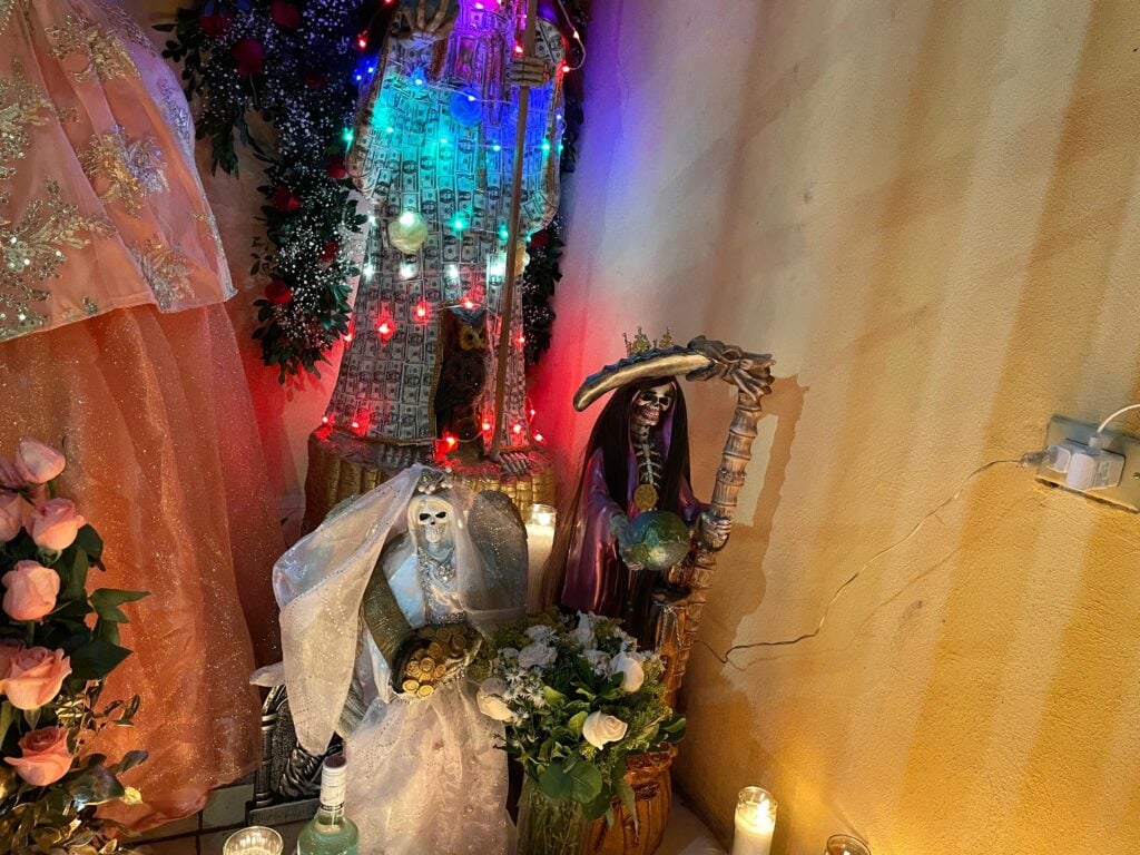 Honran a la Santa Muerte: “Es buena, como cualquier santo”, fieles velan a ‘La Santita’ en Los Mochis