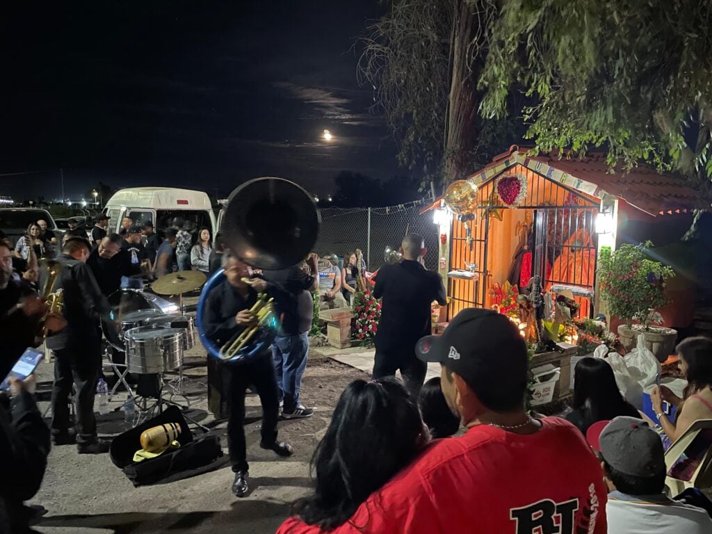 Honran a la Santa Muerte: “Es buena, como cualquier santo”, fieles velan a ‘La Santita’ en Los Mochis