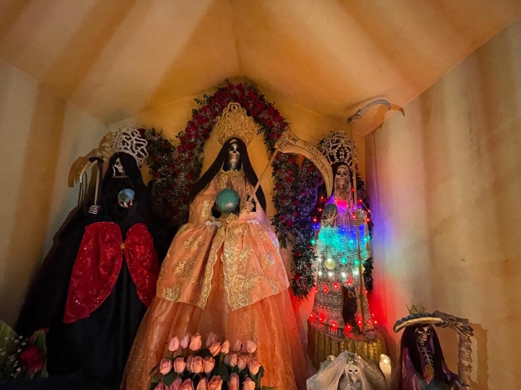 Honran a la Santa Muerte: “Es buena, como cualquier santo”, fieles velan a ‘La Santita’ en Los Mochis