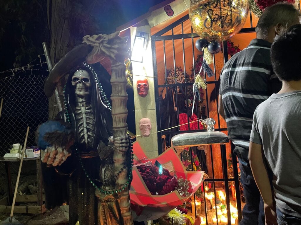 Honran a la Santa Muerte: “Es buena, como cualquier santo”, fieles velan a ‘La Santita’ en Los Mochis