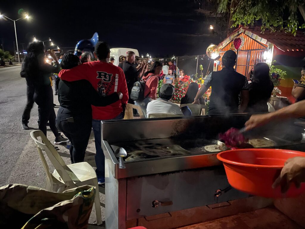 Honran a la Santa Muerte: “Es buena, como cualquier santo”, fieles velan a ‘La Santita’ en Los Mochis