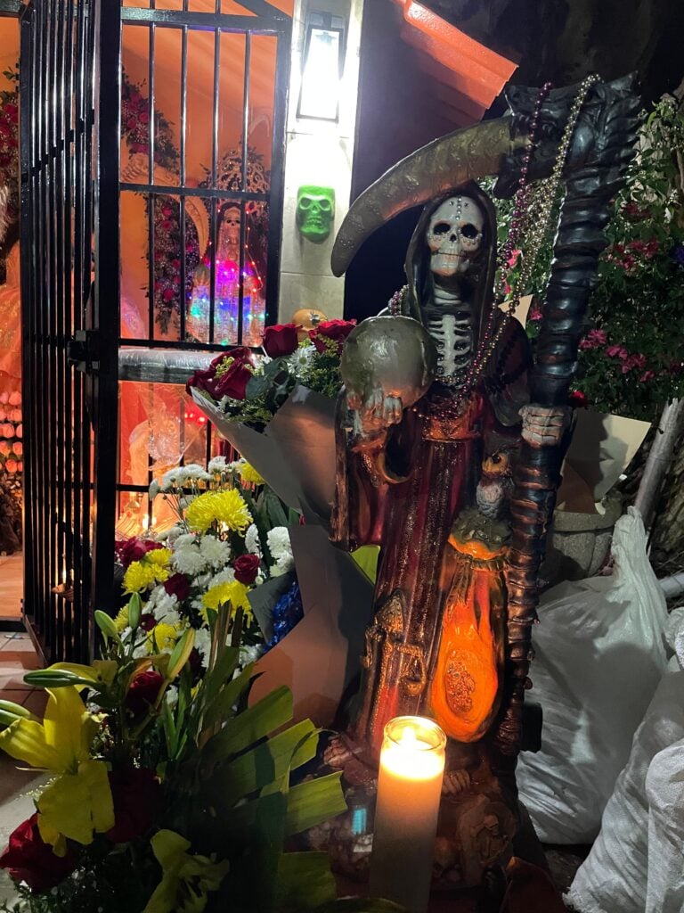 Honran a la Santa Muerte: “Es buena, como cualquier santo”, fieles velan a ‘La Santita’ en Los Mochis