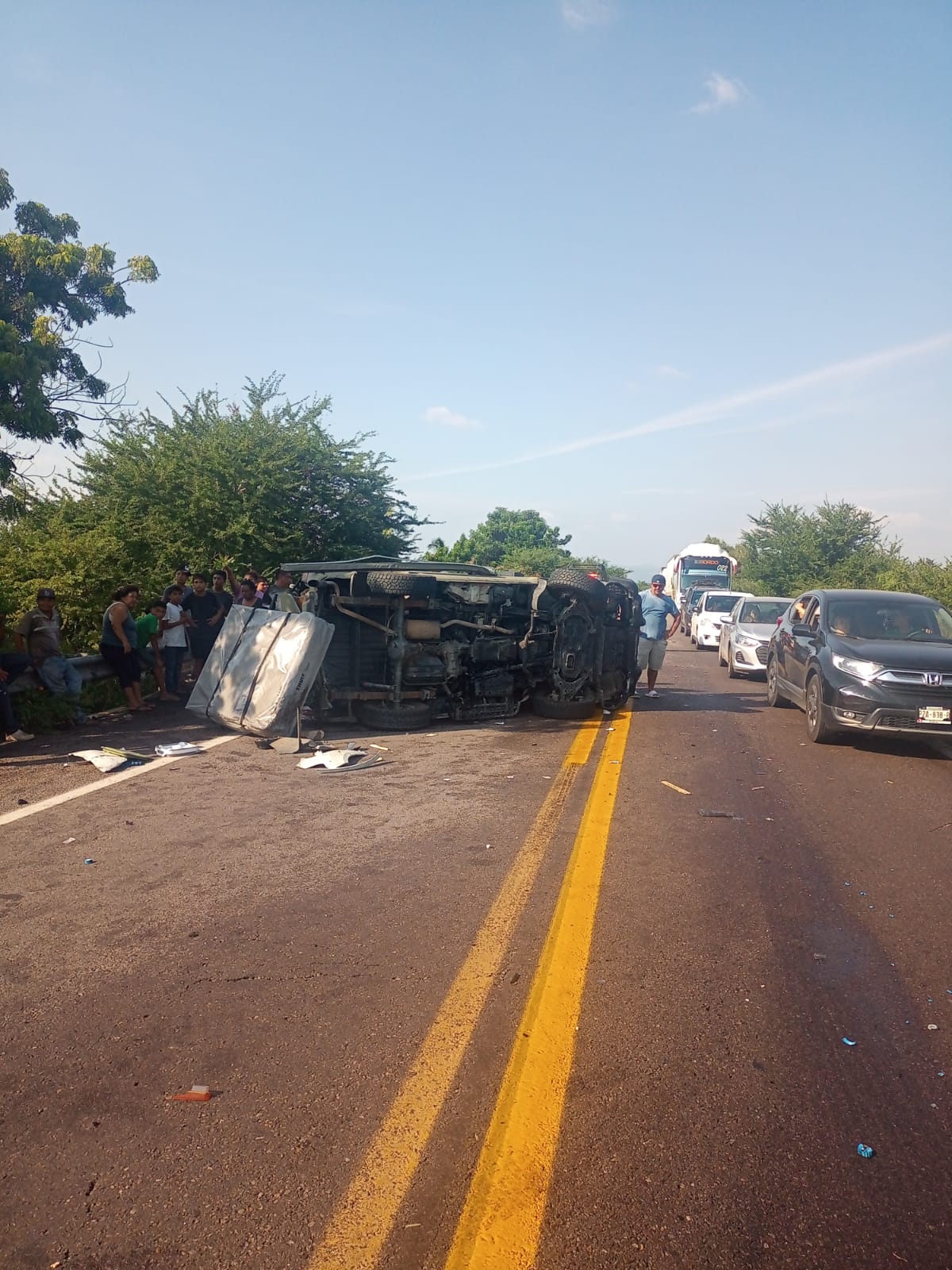 Resulta pareja de canadienses lesionados en choque en la autopista Mazatlán-Tepic, en Escuinapa