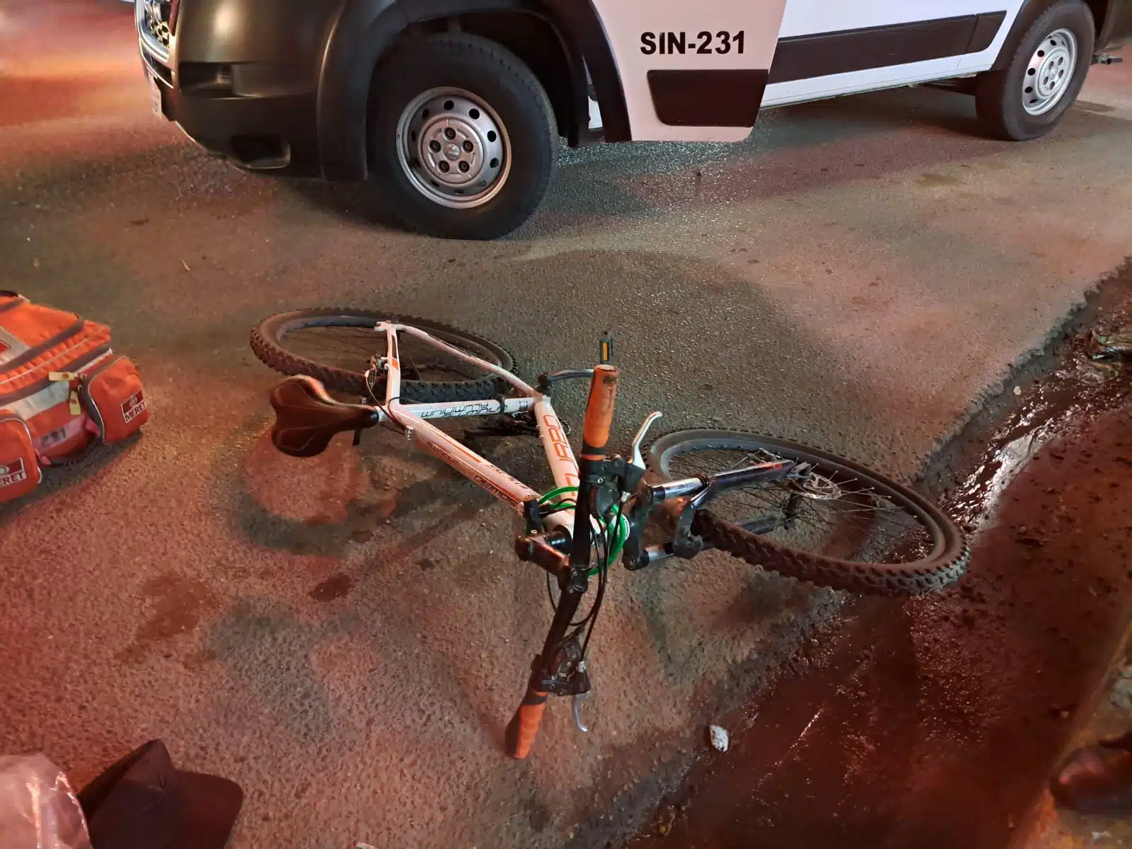 Ciclista resulta con lesiones tras ser arrollado por un auto en el sector Abastos de Culiacán