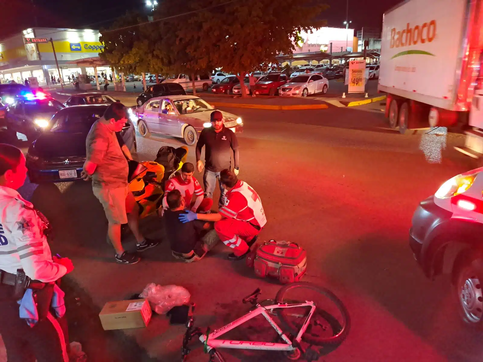 Ciclista resulta con lesiones tras ser arrollado por un auto en el sector Abastos de Culiacán