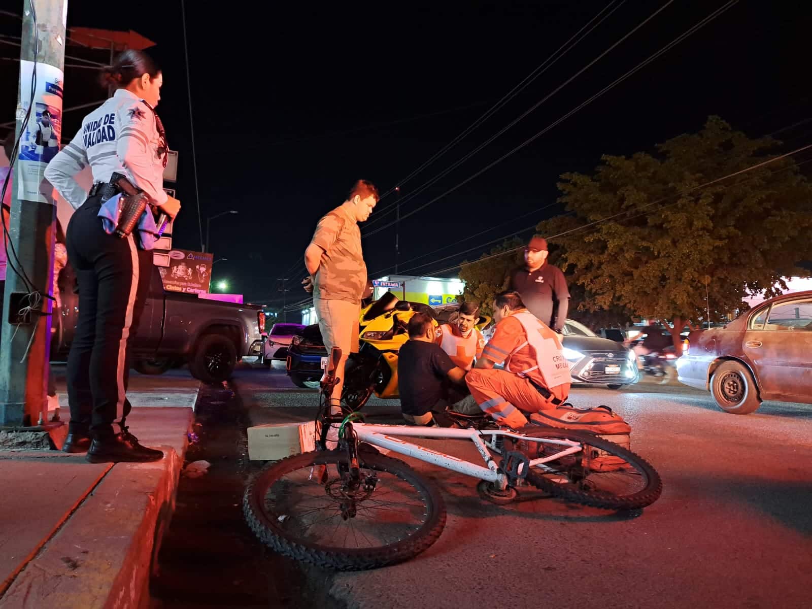 Ciclista resulta con lesiones tras ser arrollado por un auto en el sector Abastos de Culiacán