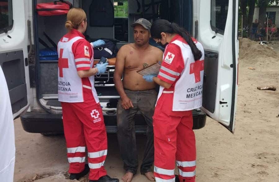 El albañil fue atendido por paramédicos de Cruz Roja