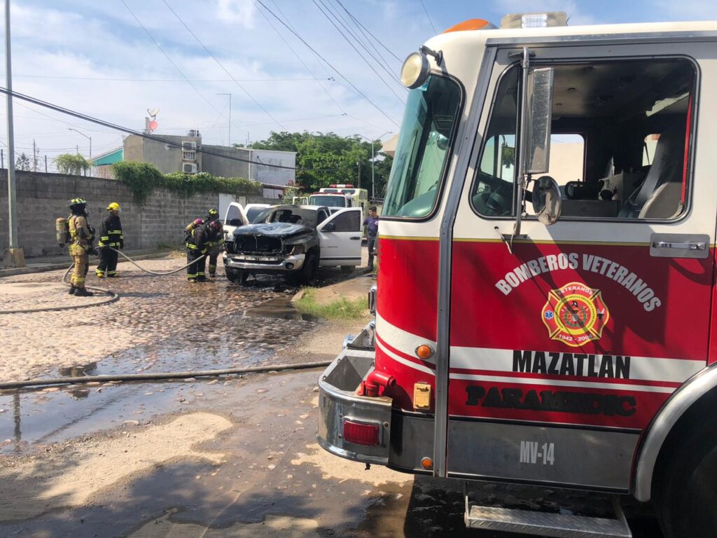 Arde camioneta afuera de una casa al norte de Mazatlán