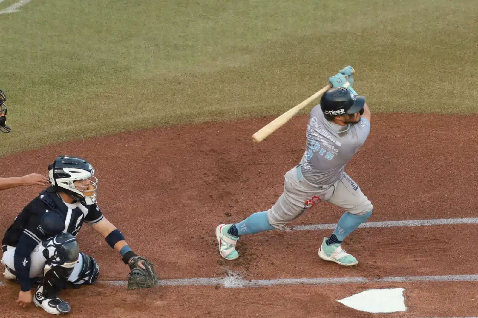 Jorge Flores se fue expulsado en el cuarto capítulo, tras reclamarle una marcación al umpire de home