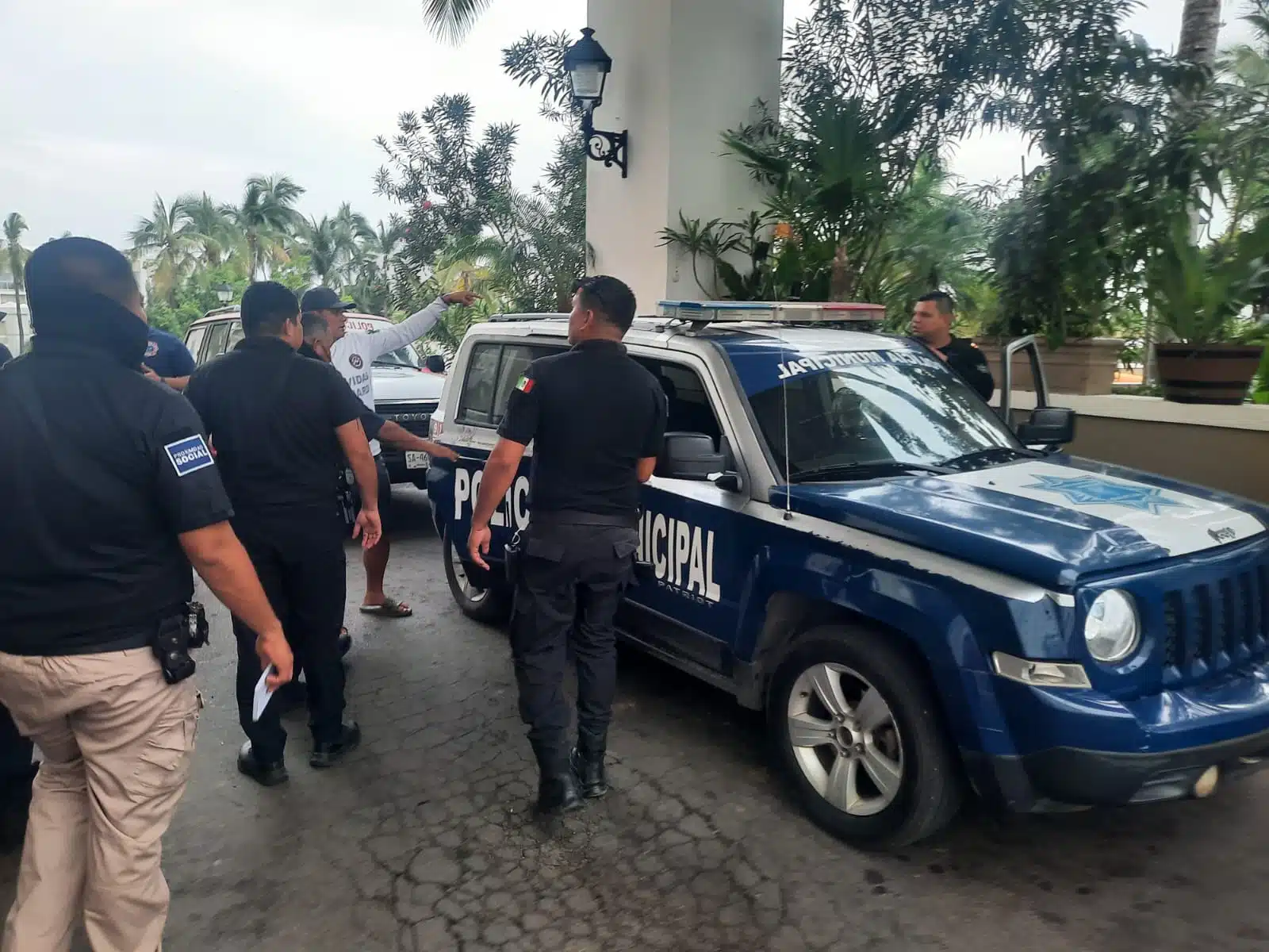 Por presunta estafa, huésped amenaza con arrojarse desde el piso 21 de un hotel en Mazatlán