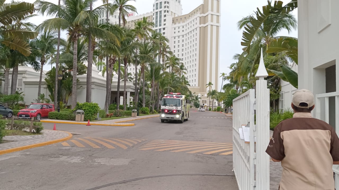 Por presunta estafa, huésped amenaza con arrojarse desde el piso 21 de un hotel en Mazatlán