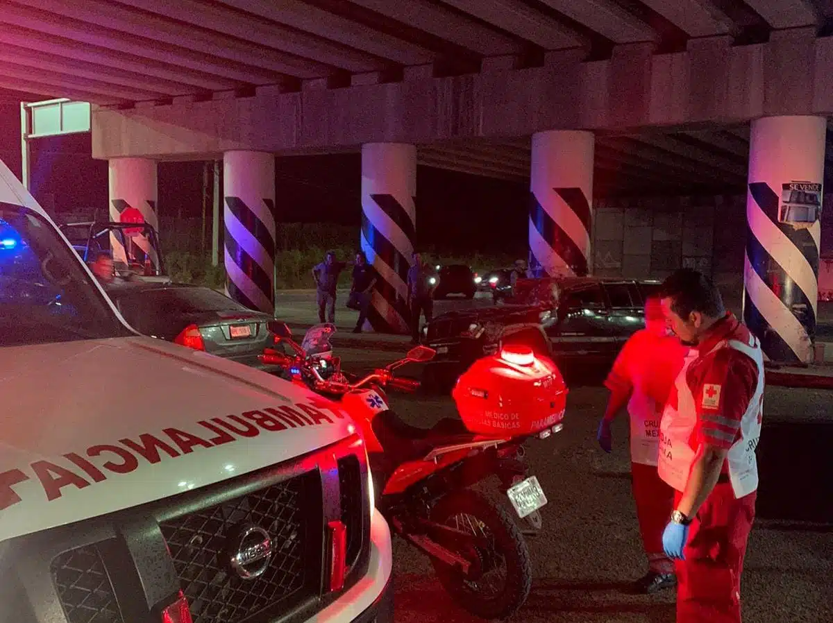 Tras el incidente, la camioneta volcó aproximadamente 40 metros y quedó debajo del puente que se ubica en la Álvaro Obregón. 