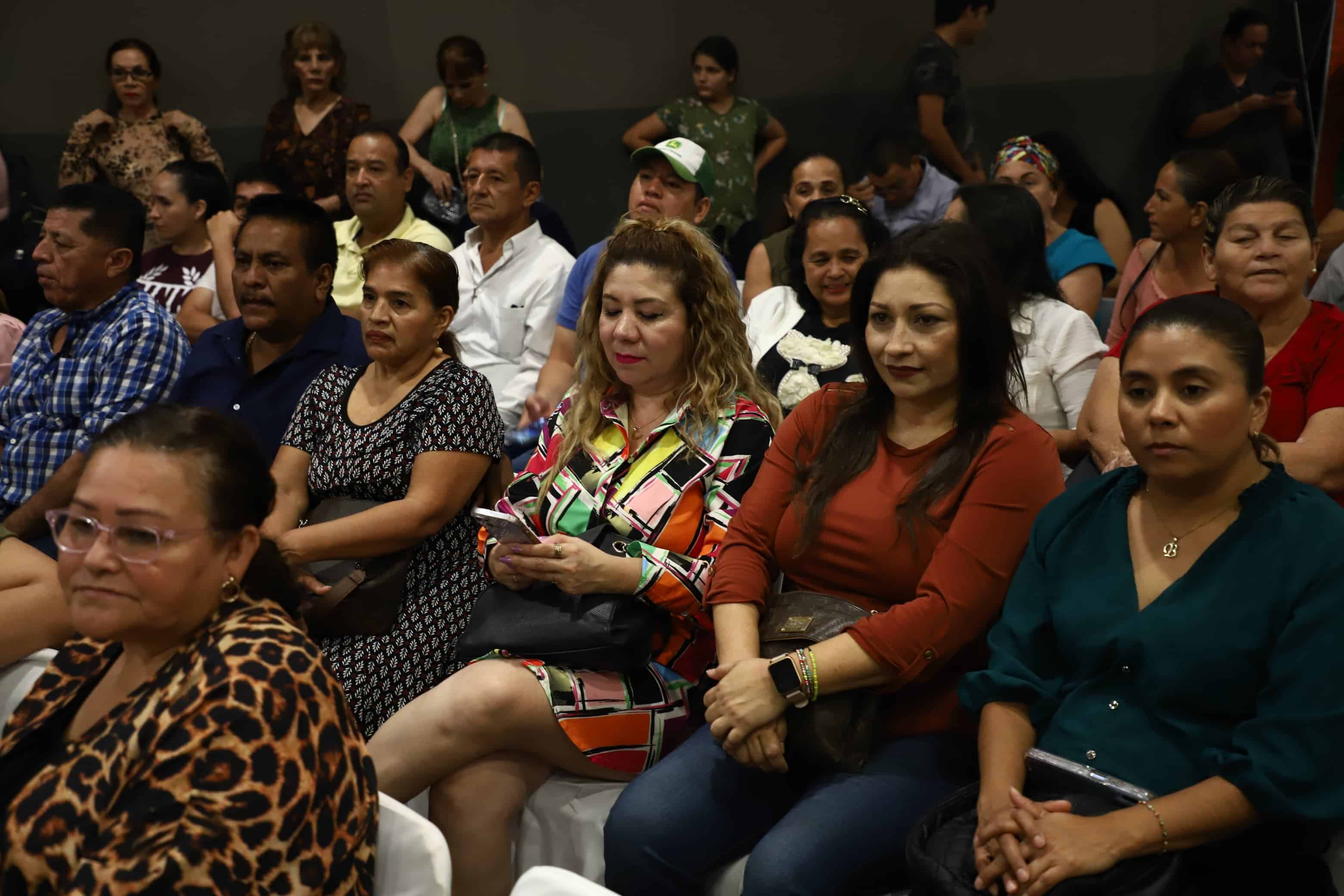 Asistentes al destape político de Noé Heredia