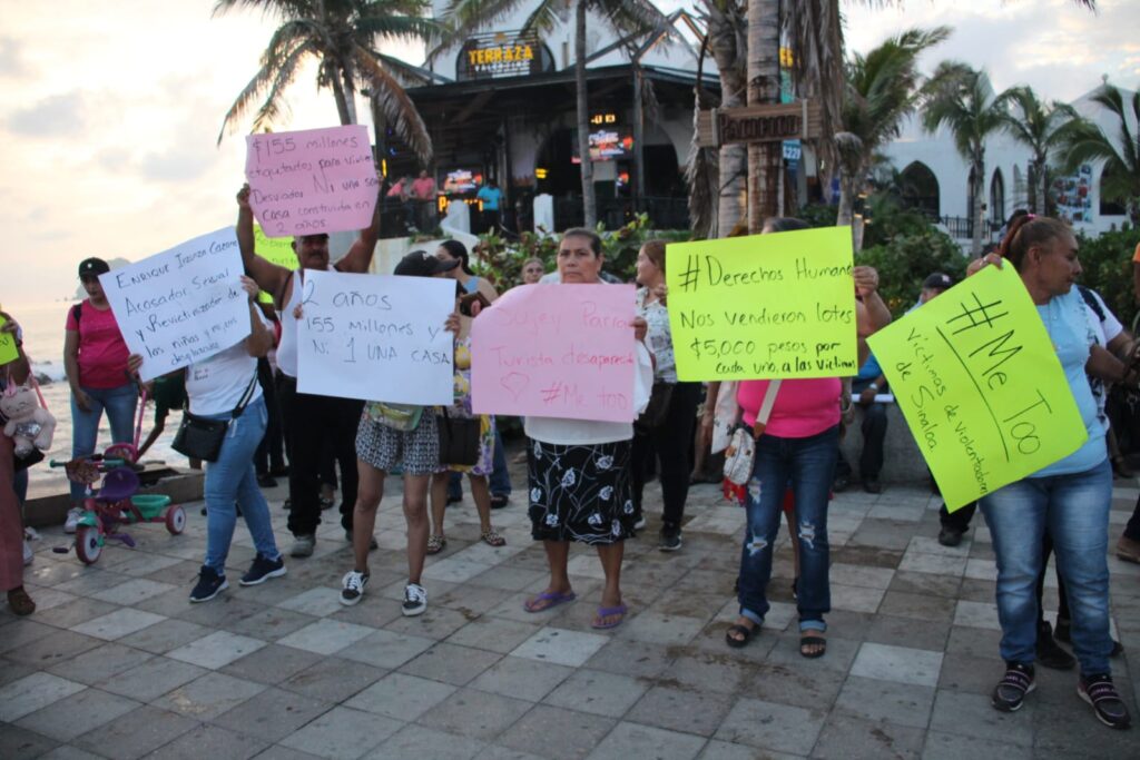 Desplazados por la violencia de diferentes comunidades acuden a la protesta en Mazatlán