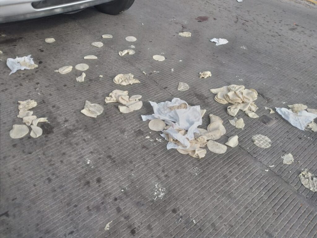 Tortillas quedaron regadas en la cinta asfáltica