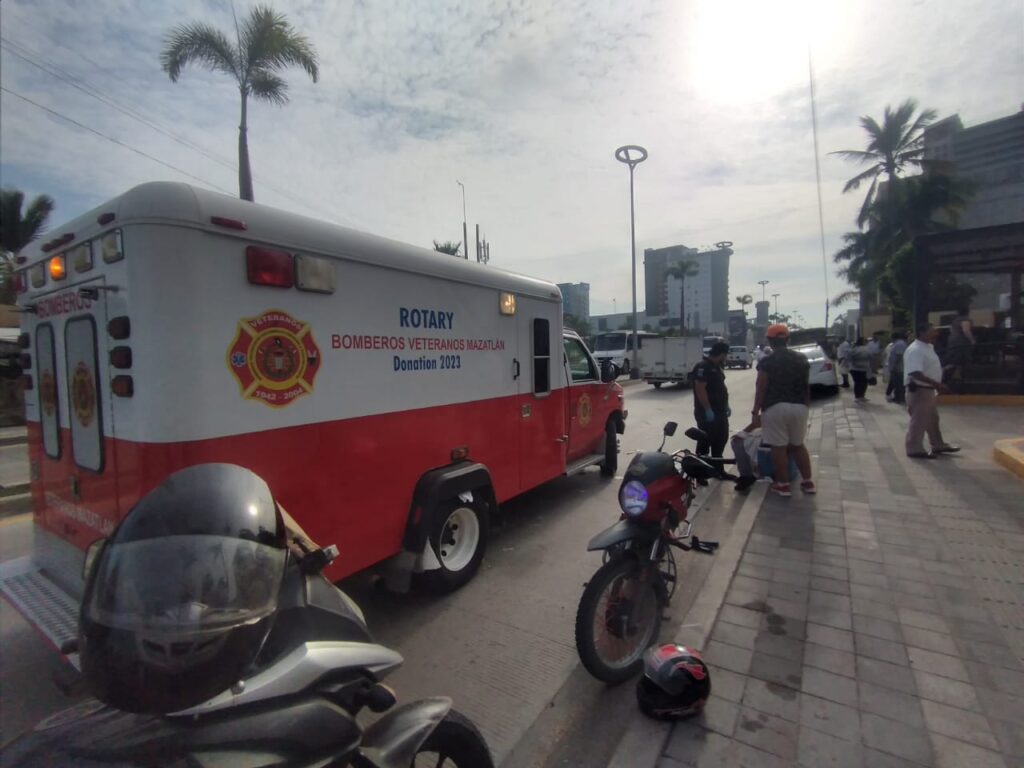 Ambulancia llegó a auxiliar a los lesionados