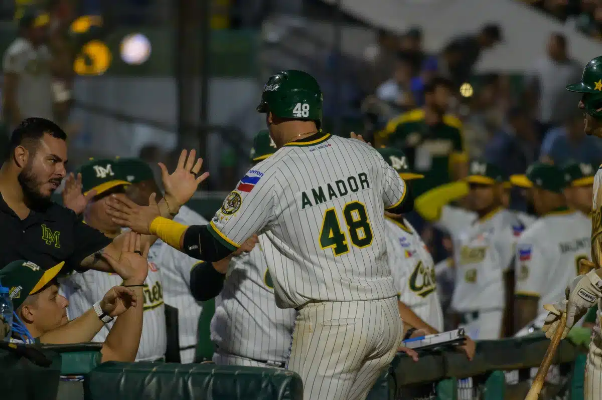 Anota Rodolfo Amador y es recibido en la caseta por sus compañeros