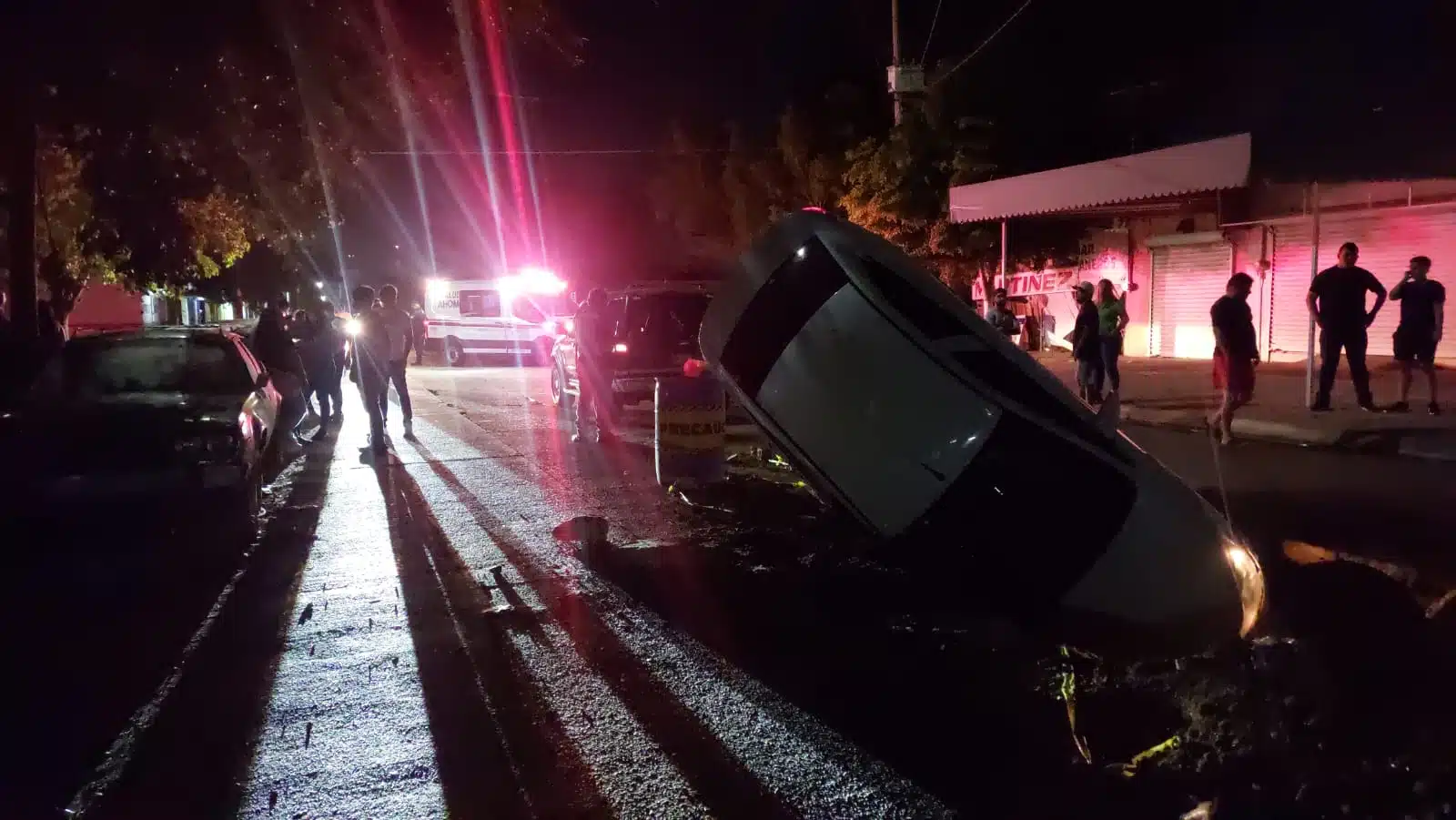  Cae un automóvil en un socavón en reparación en Los Mochis