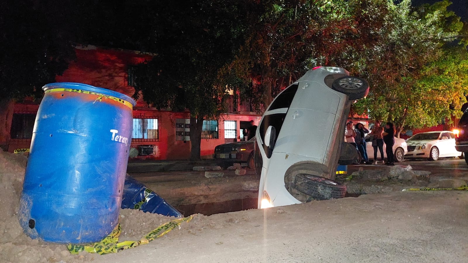  Cae un automóvil en un socavón en reparación en Los Mochis