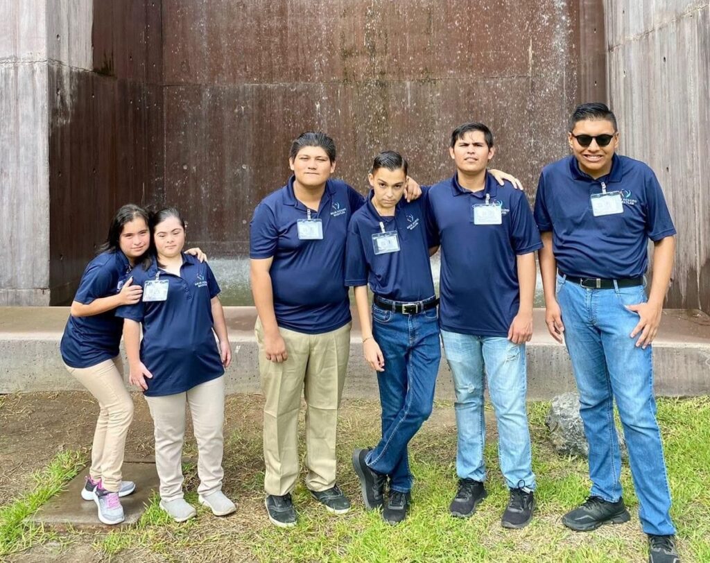 Gran Acuario Mazatlán y CAM 25 preparan a jóvenes especiales en su desarrollo laboral