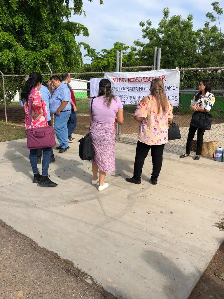 Madres acusan que maestra maltrata a niños en primaria de Guasave