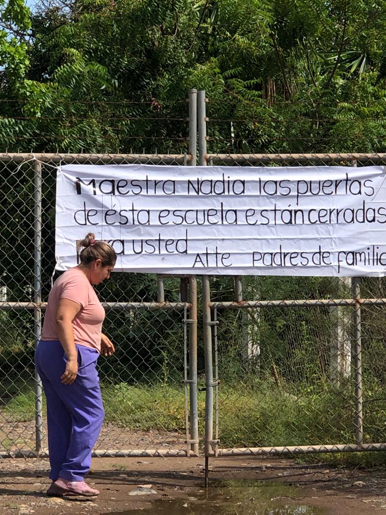 Madres acusan que maestra maltrata a niños en primaria de Guasave