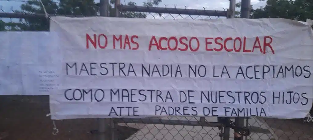 Madres acusan que maestra maltrata a niños en primaria de Guasave