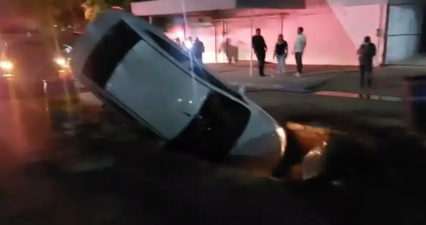 Cae un automóvil en un socavón en reparación en Los Mochis
