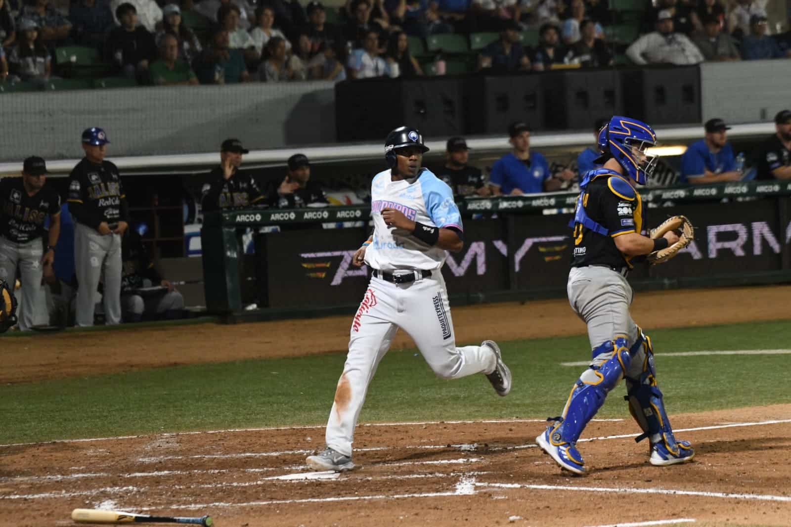 El cubano Yoelkis Guibert sigue encendido con el madero, este viernes conectó sencillo, doblete y triple