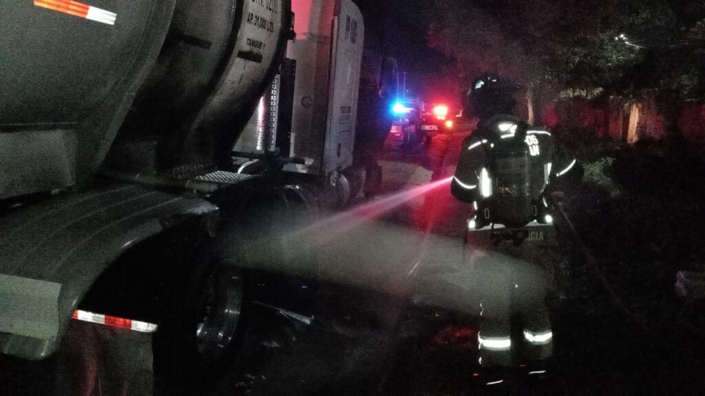 Se incendia tráiler cargado con 62 mil litros de diesel a la salida de la planta de Pemex, en Mazatlán