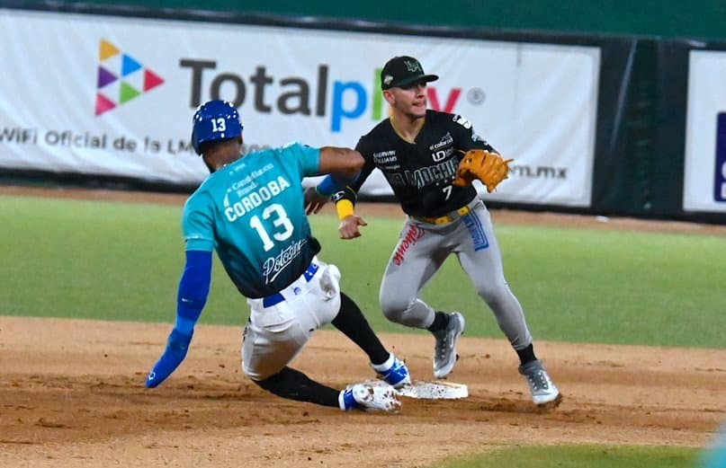 Marco Jaime intenta poner out en segunda a Allen Córdoba