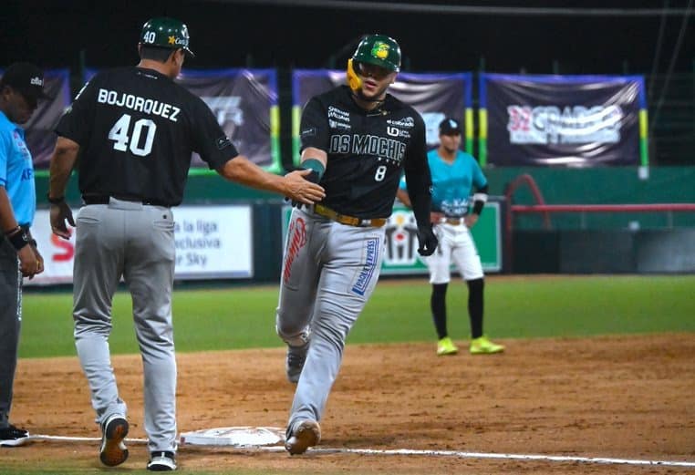 Soto Jr. pasa por tercera luego de pegar jonrón que adelantaba 4-2 a Cañeros