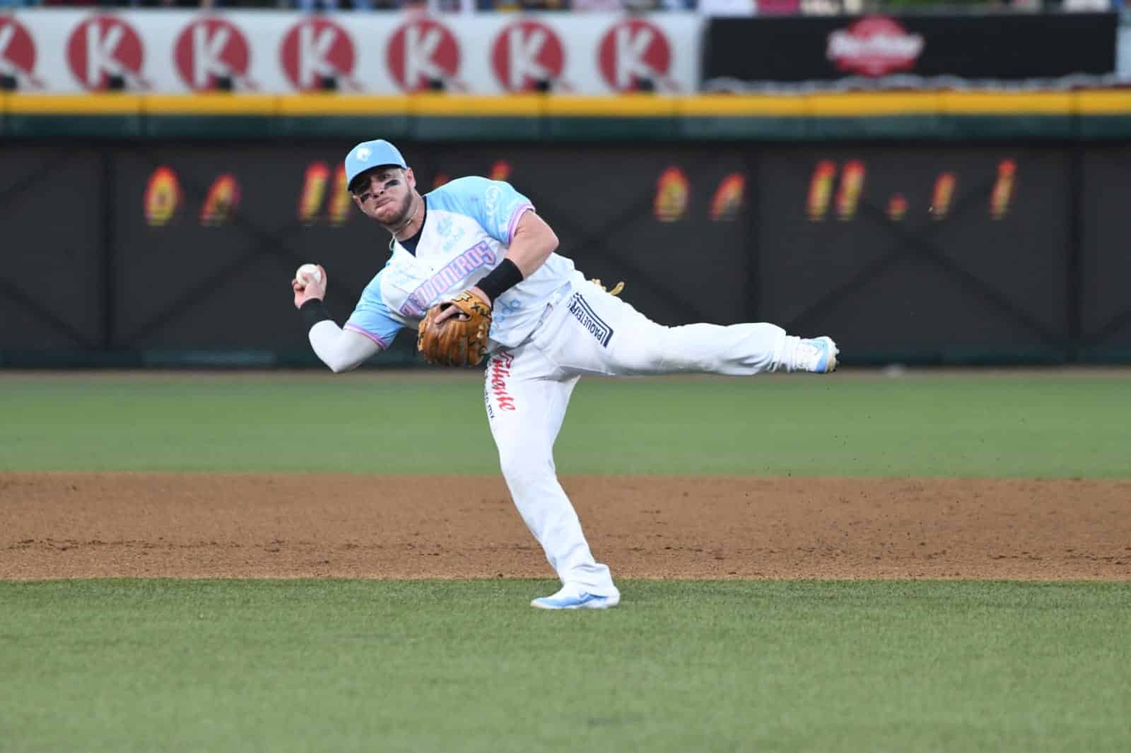 Esteban "pony" Quiroz regaló dos joyas a la defensiva en el tercero de la serie ante Charros