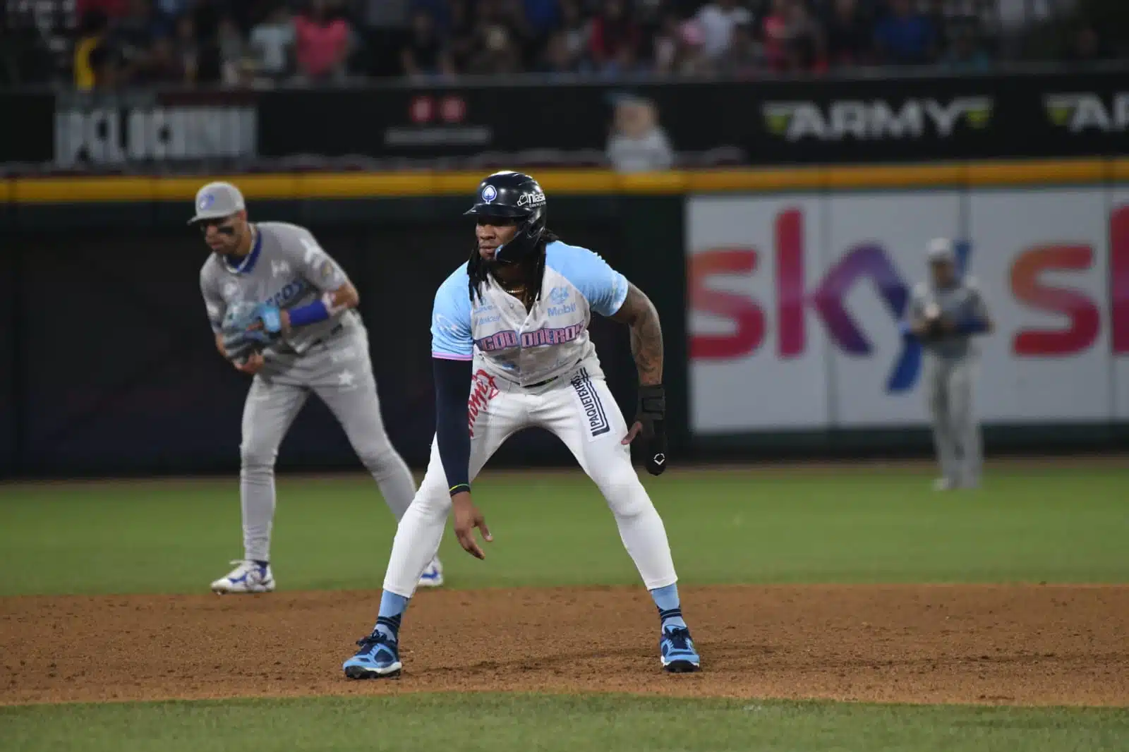 Rainel Rosario corriendo las bases en el Kuroda Park