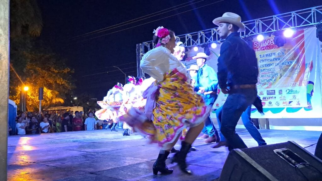 Festival Nacional de Folklor que dio inicio el jueves 9 de noviembre en el norte de Sinaloa