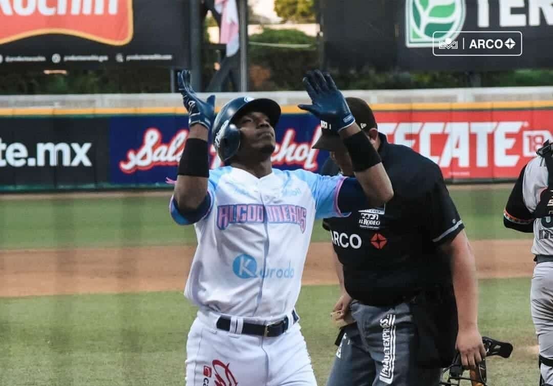 Yoelkis Guibert celebrando uno de sus cuadrangulares en el Kuroda Park