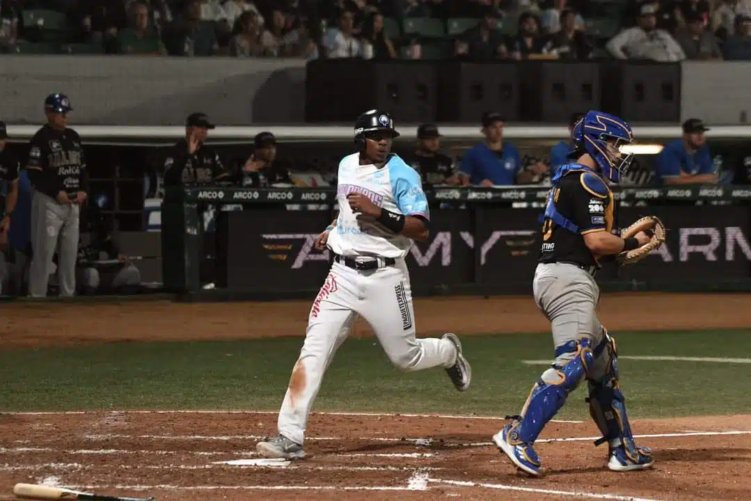 El cubano anotando una carrera en la serie contra Charros de Jalisco