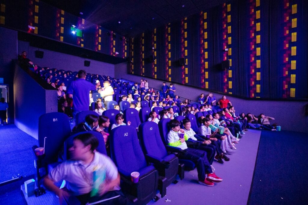 Niños disfrutando de una función en Cinépolis de Guasave