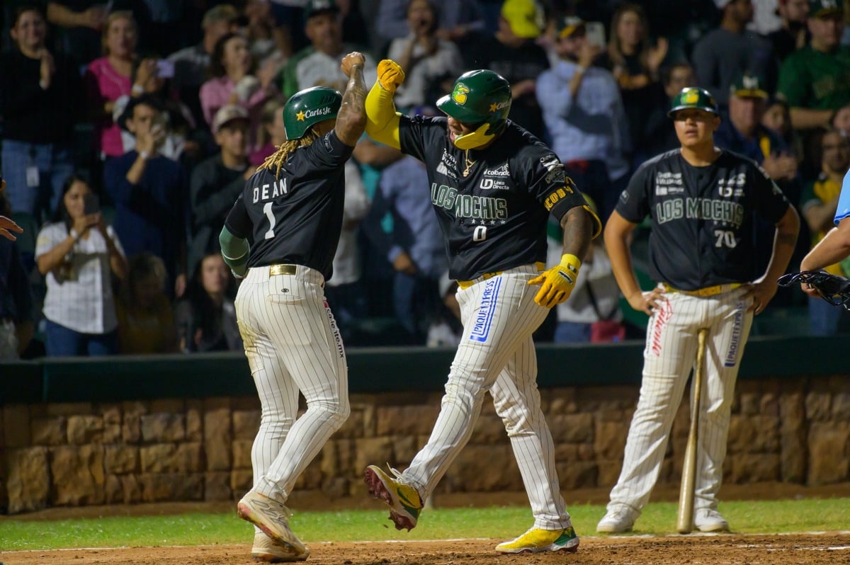 Justin Dean recibe en home al curazoleño Wladimir Balentien, quien produjo cuatro carreras este martes