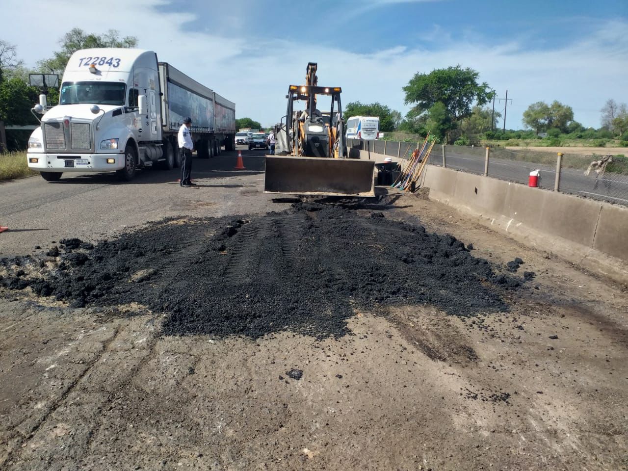 Bacheo en la carretera México 15