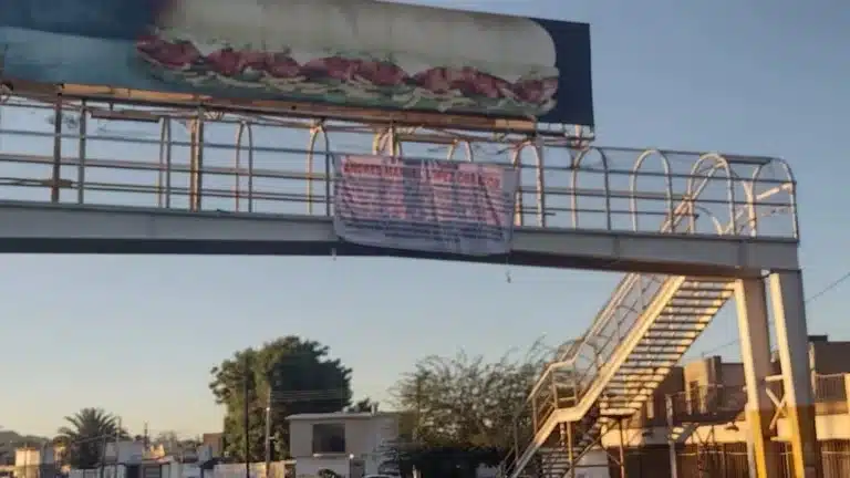 Narcomanta colocada en puente