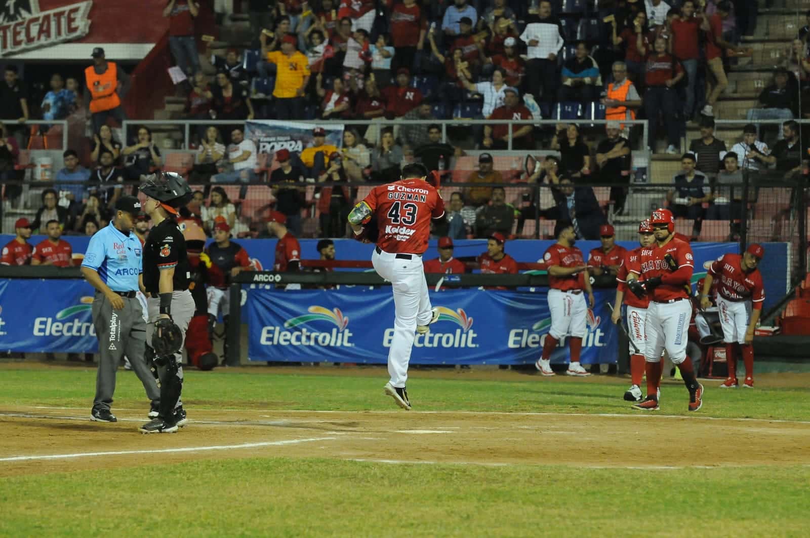 Miguel Guzmán disparó el primer jonron de la noche, de los tres que se conectaron en Navojoa