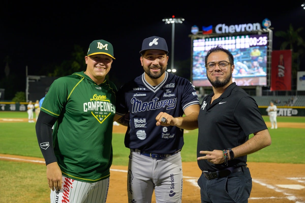 El refuerzo de la Serie Final 2023, Roberto Valenzuela, recibe el anillo de campeón que ganó con Cañeros