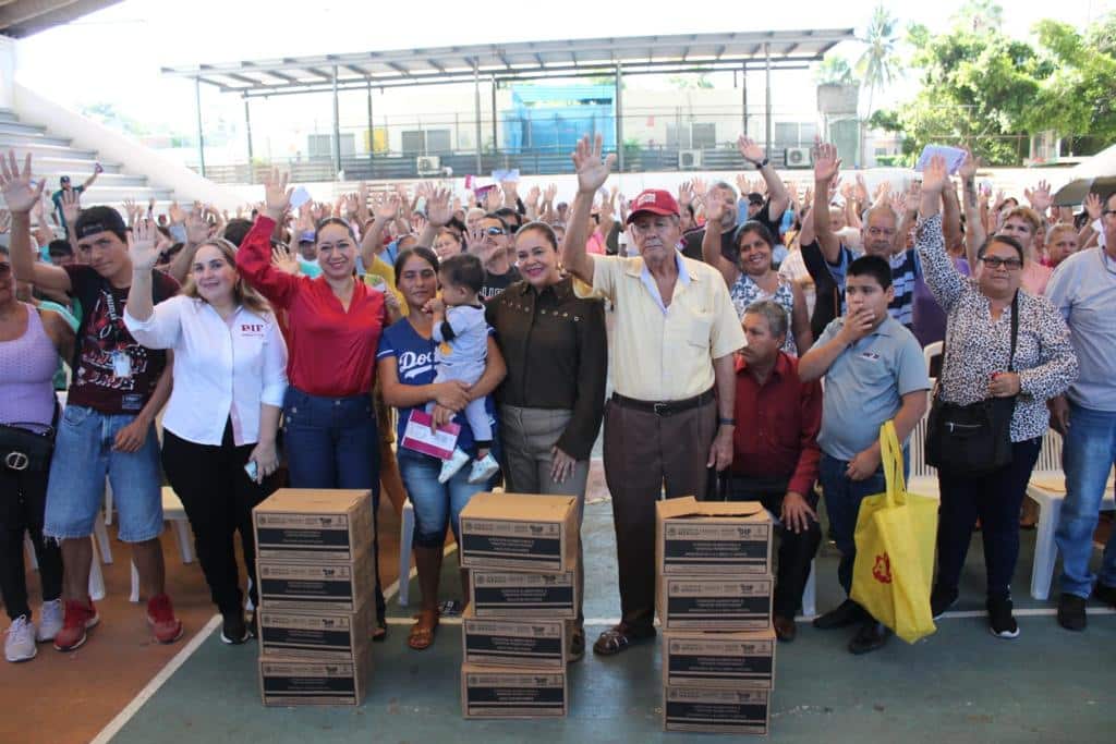 Entrega de despensas de parte de DIF Mazatlán