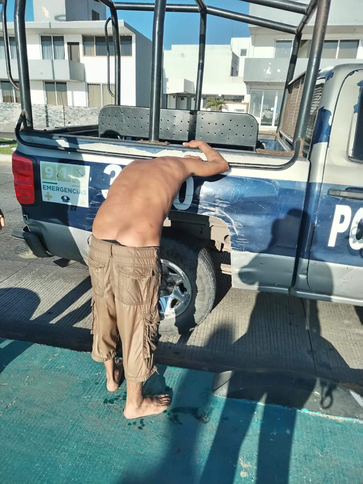 Detenido en playa de Mazatlán, uno por poner en riesgo su vida en el mar y otro, por traer un arma blanca y escandalizar.